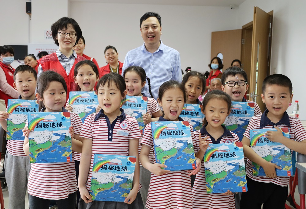 发放地球相关书籍.JPG